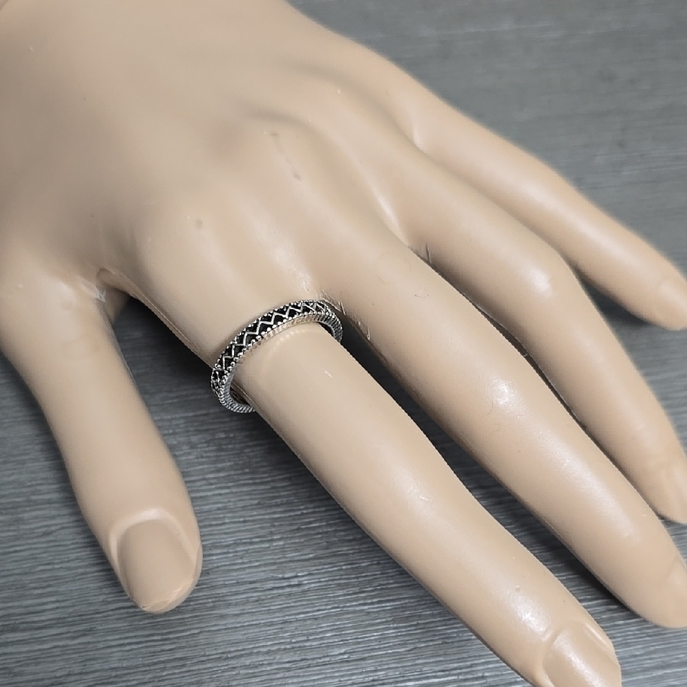 Elegant Silver Detail Women's Ring